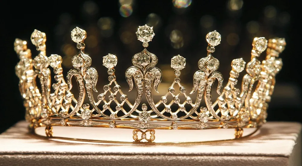 As coroas mais luxuosas decoradas com pedras preciosas 
